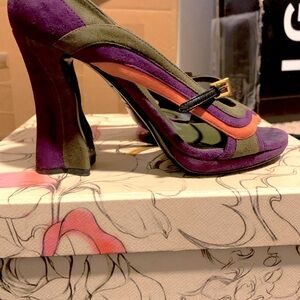 Rare Prada shows- they are gorgeous in person. The original box is included 💜